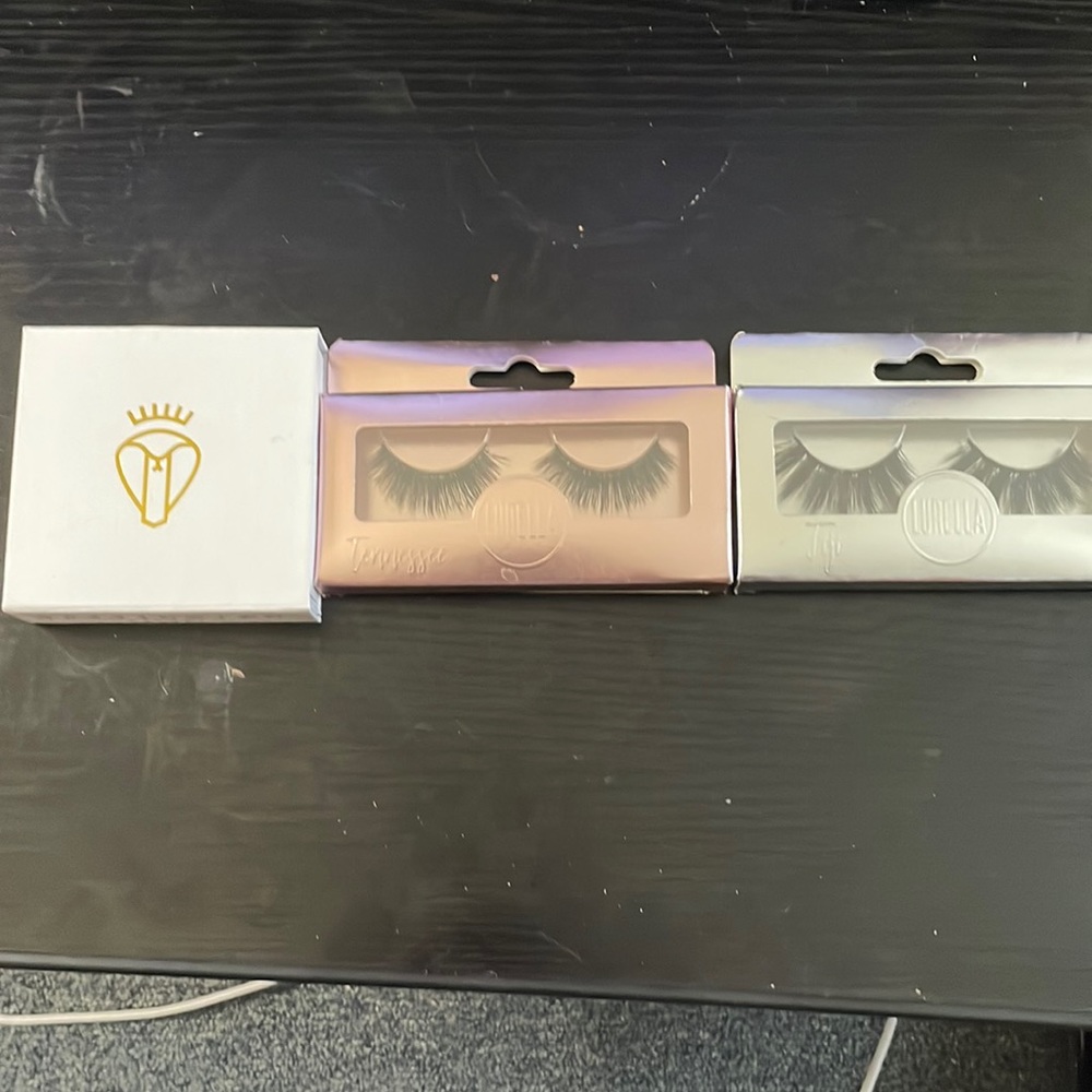 Woman’s eyelashes